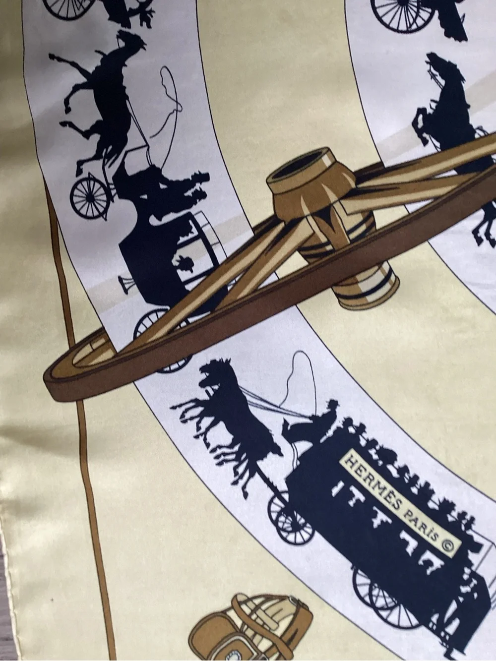Authentic vintage Hermès silk square "Paris qui roule" from 1951 . With box . - Picture 14 of 16